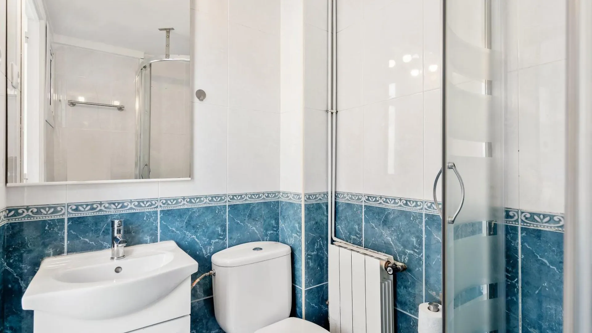 Spacious 5-Bedroom Apartment In Central Barcelona 0*,