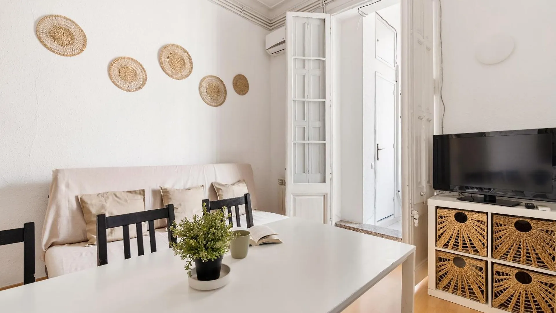 Spacious 5-Bedroom Apartment In Central Barcelona
