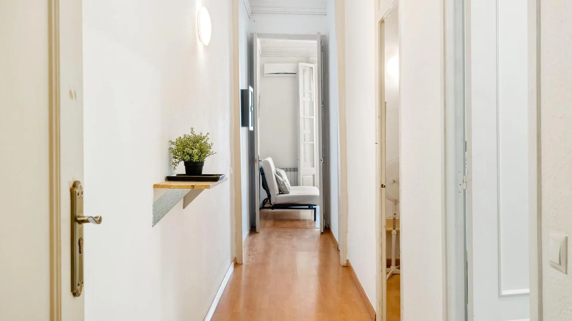 Spacious 5-Bedroom Apartment In Central Barcelona Spanyolország