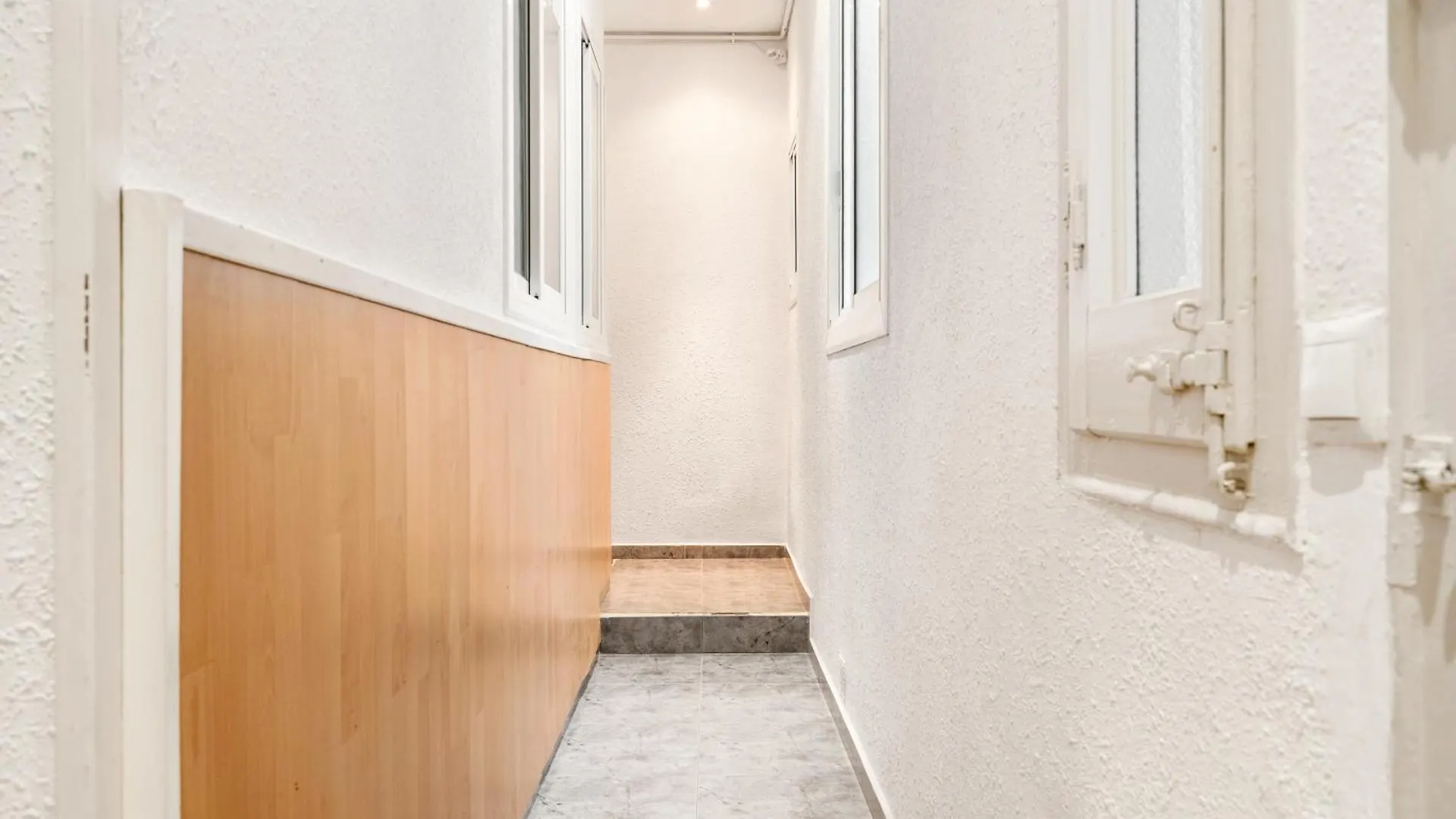 Spacious 5-Bedroom Apartment In Central Barcelona 0*,