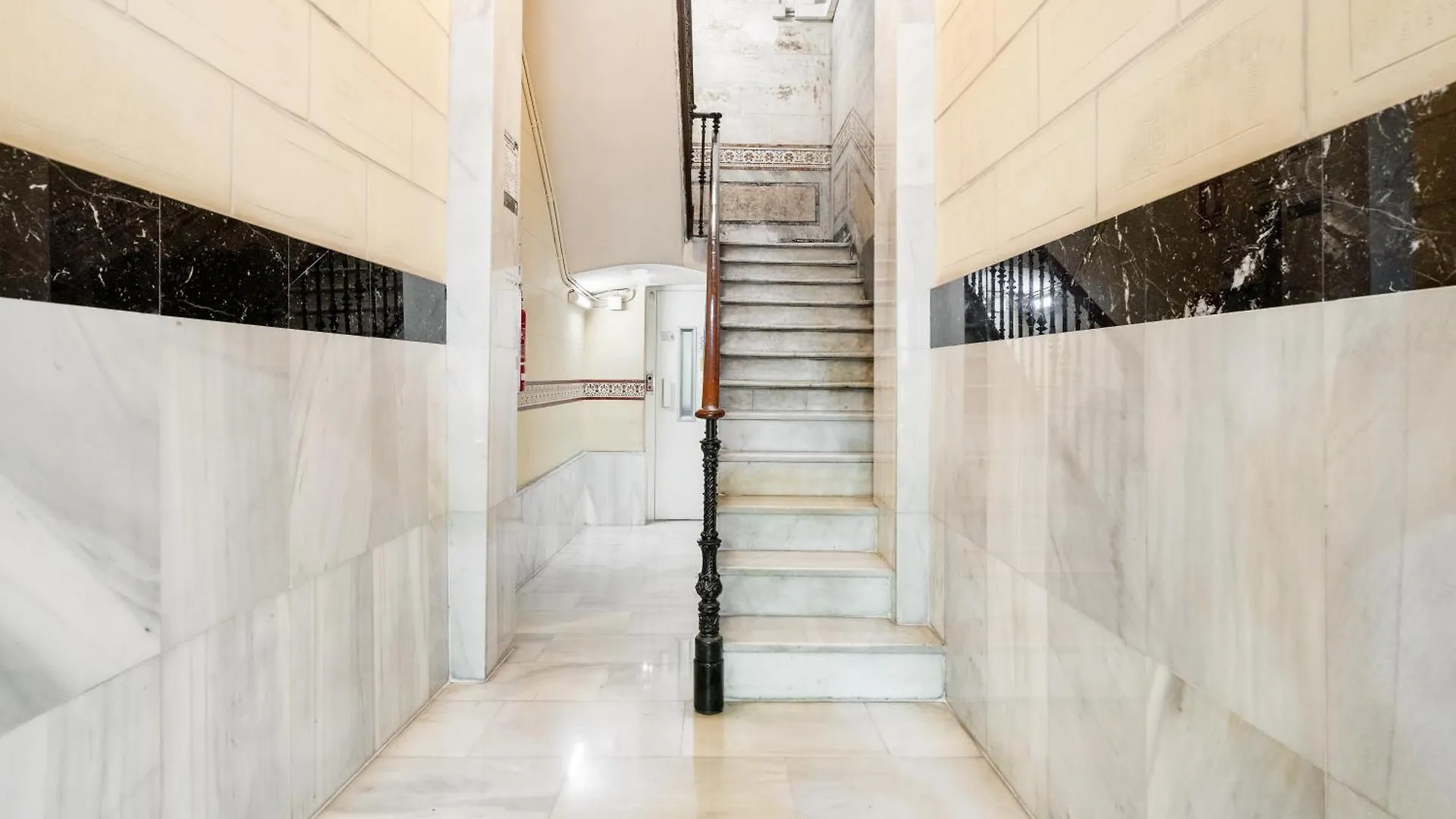 Spacious 5-Bedroom Apartment In Central Barcelona Spanyolország