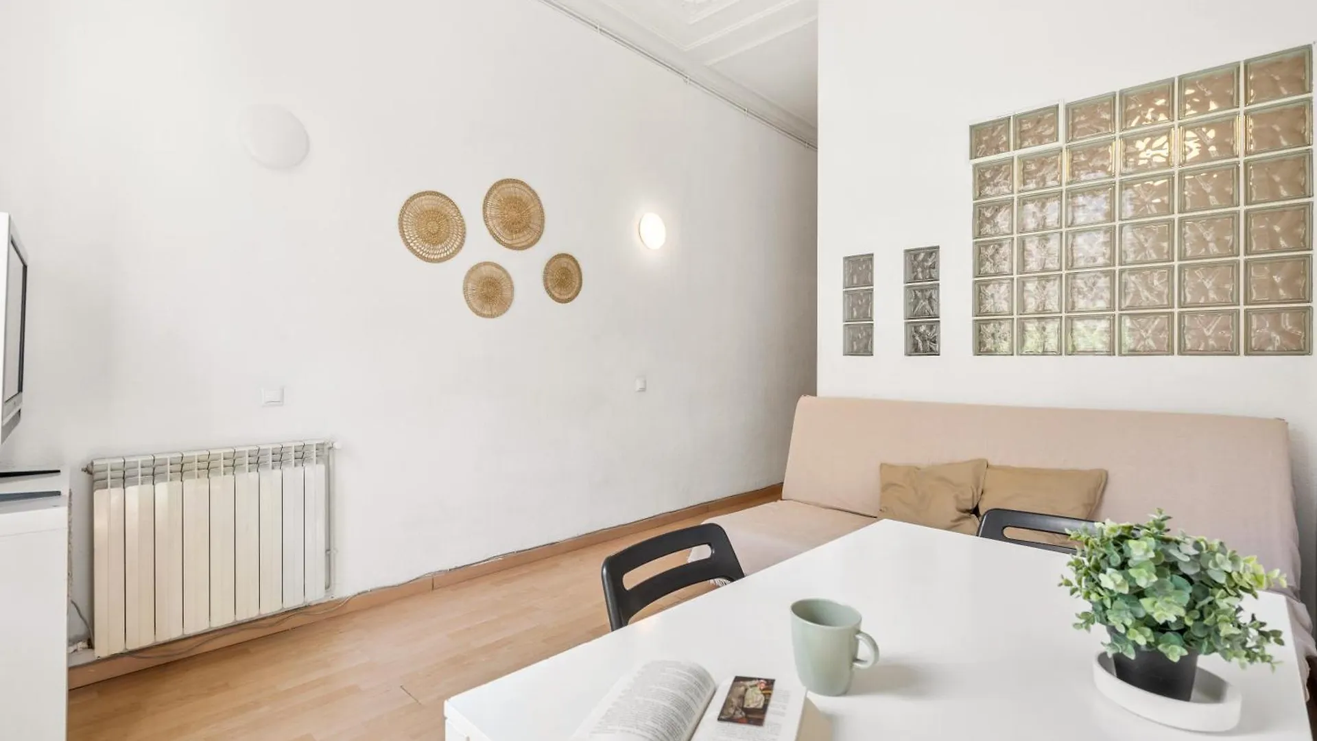Spacious 5-Bedroom Apartment In Central Barcelona 0*,  Spanyolország