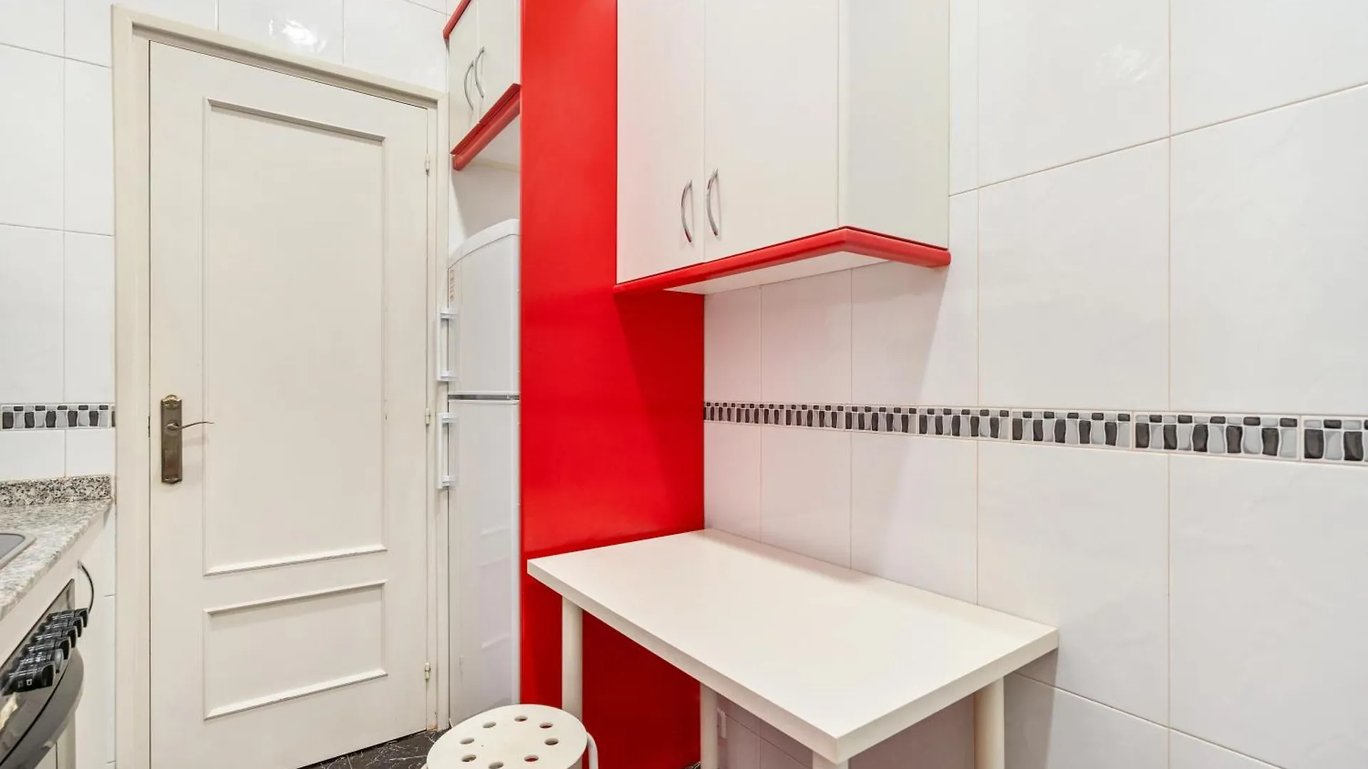 Spacious 5-Bedroom Apartment In Central Barcelona 0*,  Spanyolország