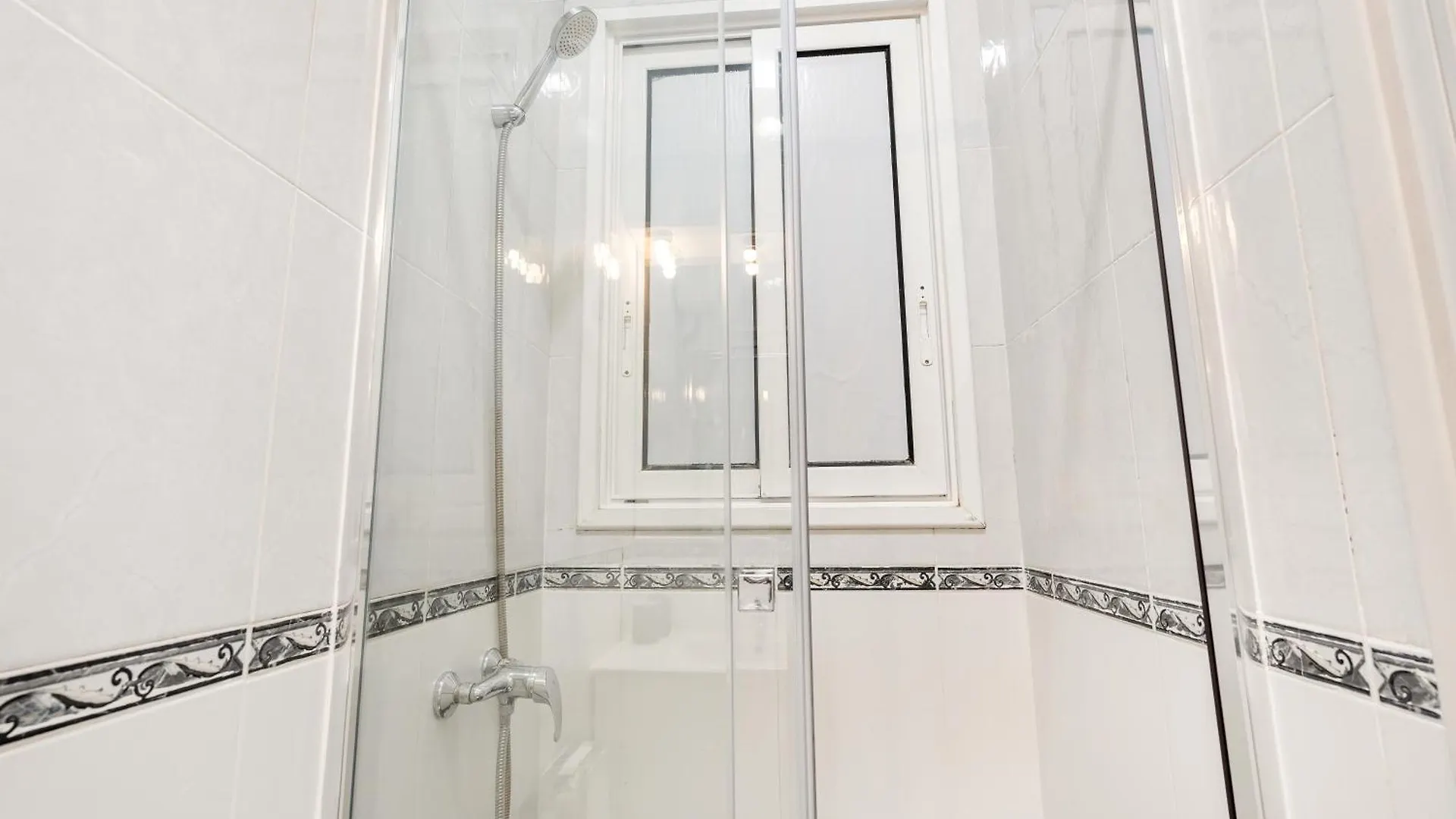 Spacious 5-Bedroom Apartment In Central Barcelona Spanyolország
