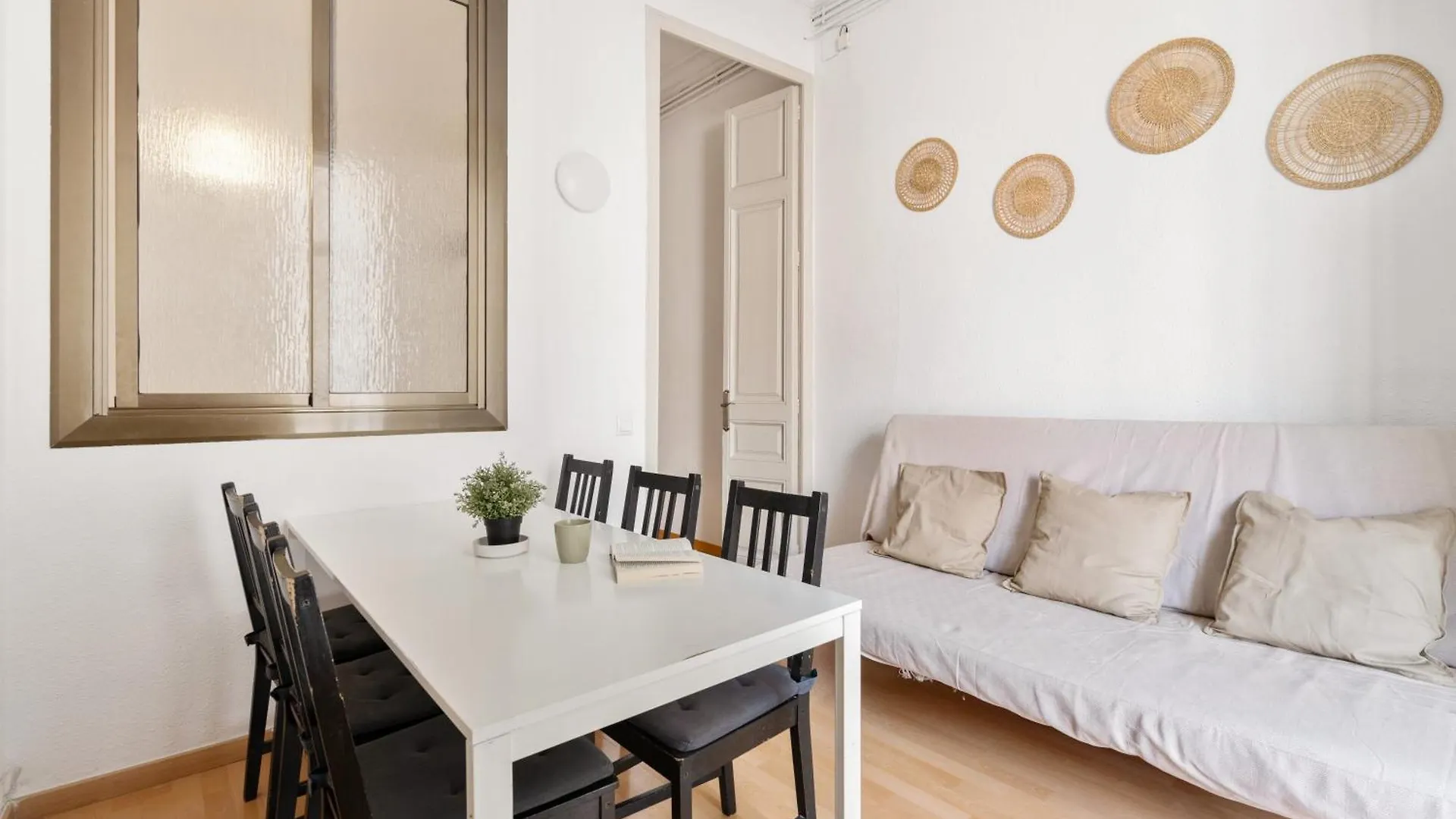 Spacious 5-Bedroom Apartment In Central Barcelona Spanyolország