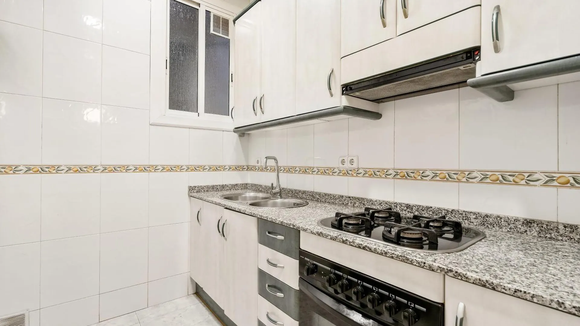 Spacious 5-Bedroom Apartment In Central Barcelona 0*,  Spanyolország