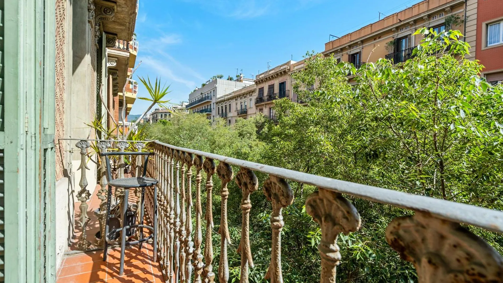 Spacious 5-Bedroom Apartment In Central Barcelona