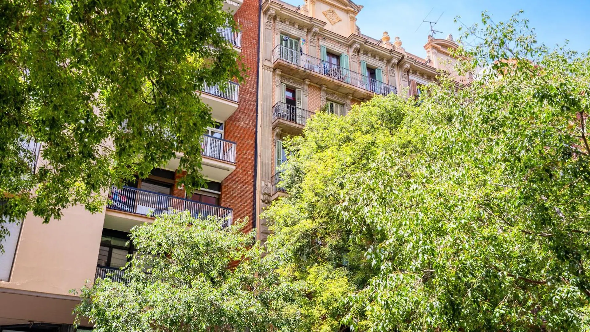 Spacious 5-Bedroom Apartment In Central Barcelona