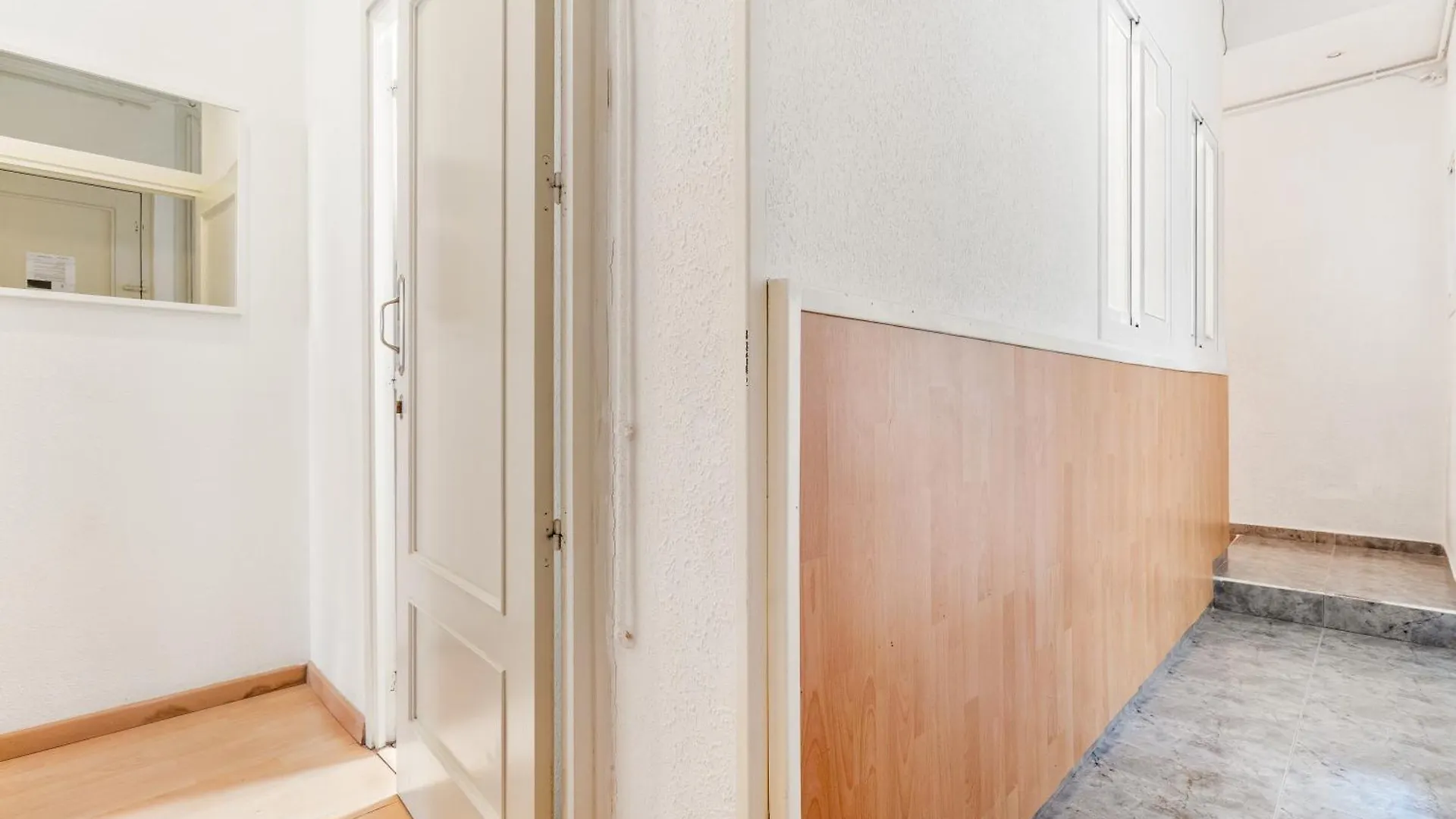 Spacious 5-Bedroom Apartment In Central Barcelona 0*,