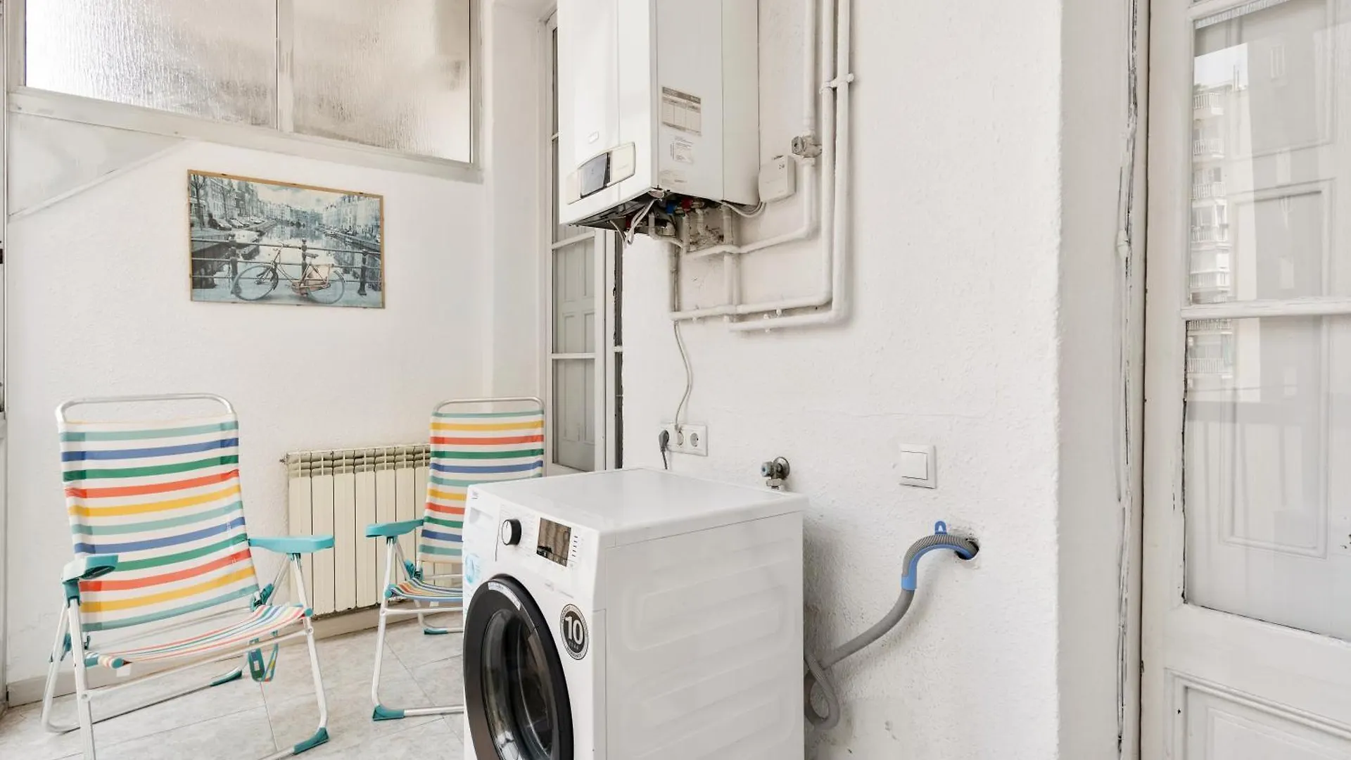 Spacious 5-Bedroom Apartment In Central Barcelona 0*,
