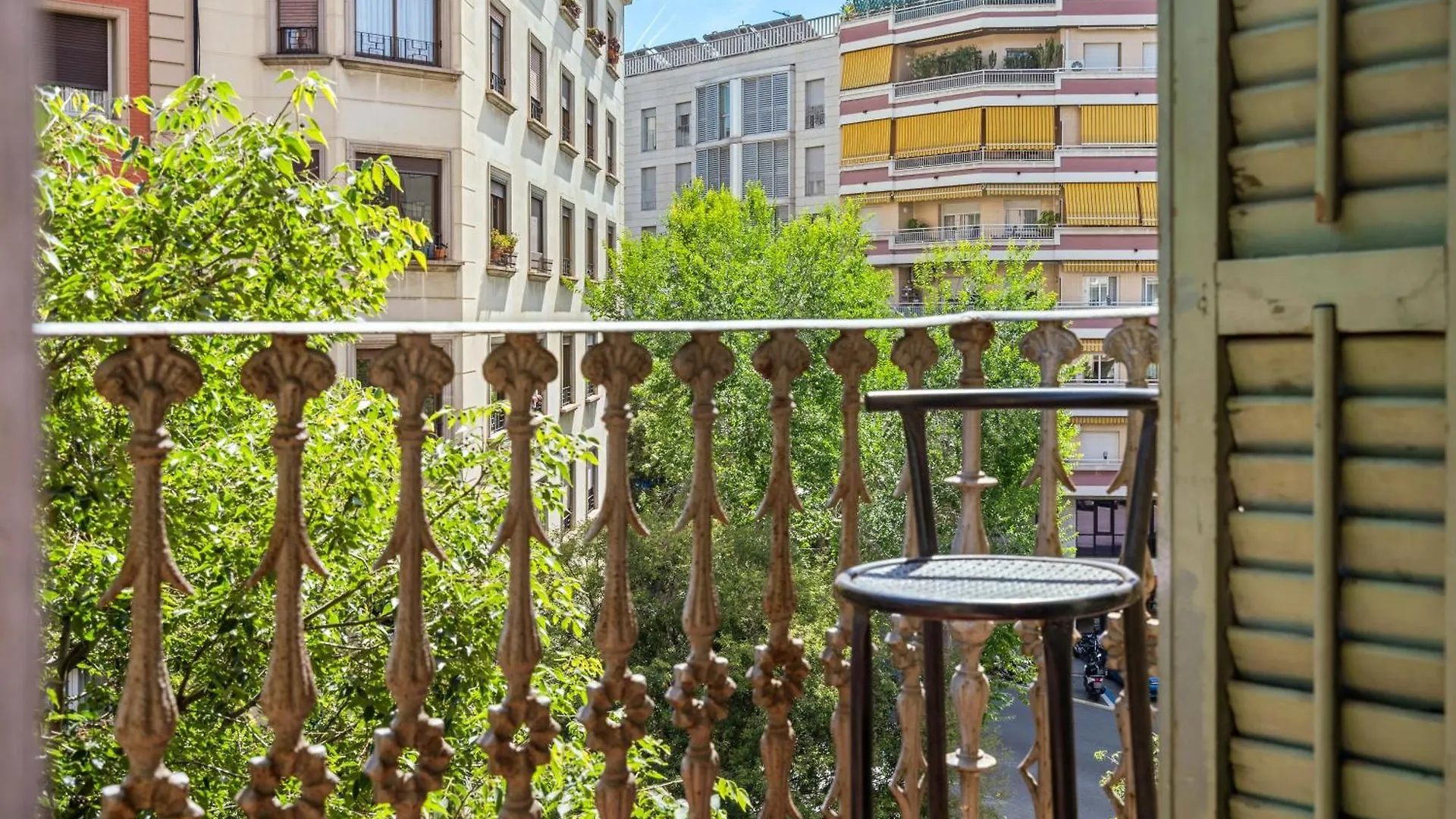 Spacious 5-Bedroom Apartment In Central Barcelona