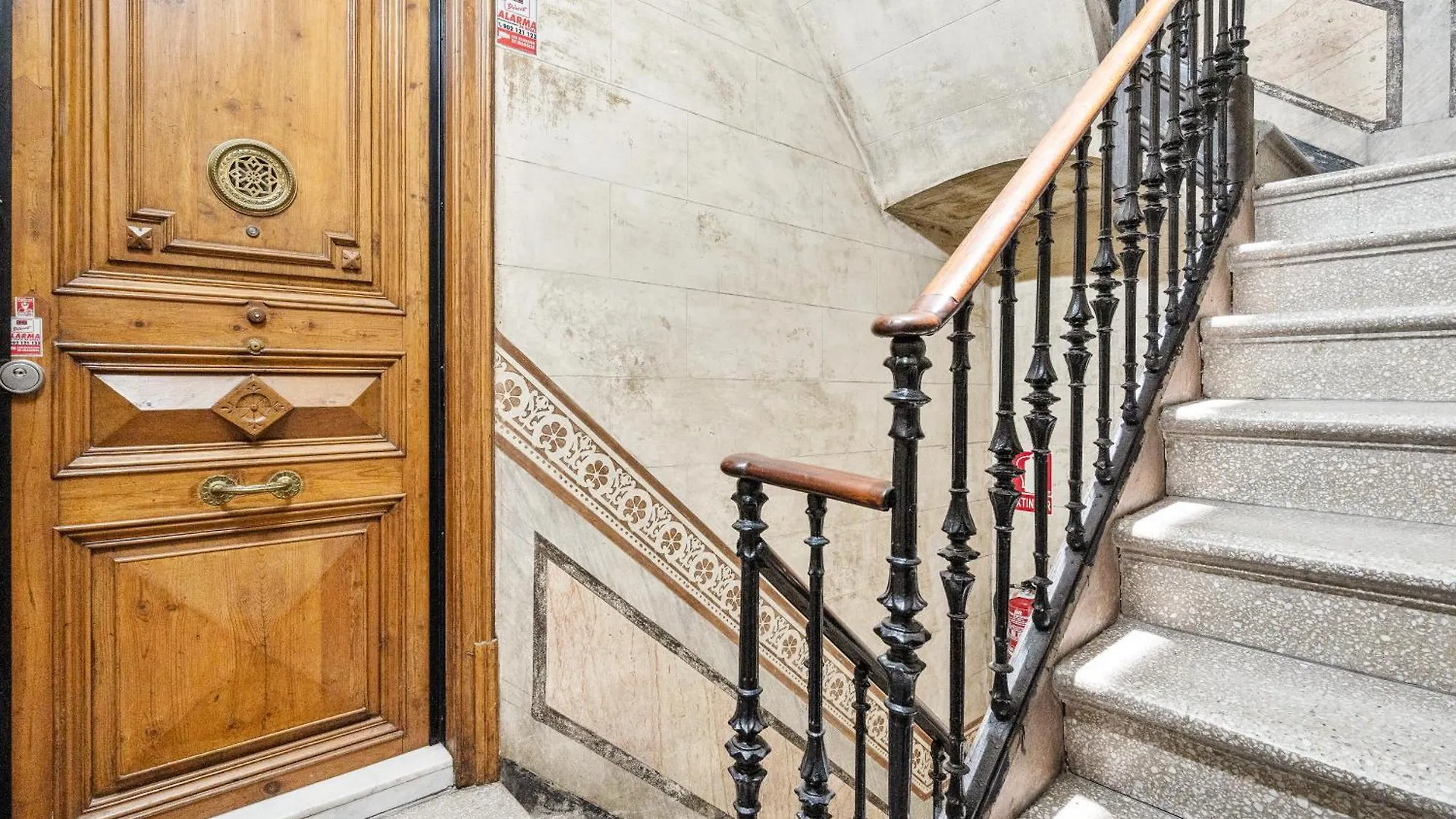 Spacious 5-Bedroom Apartment In Central Barcelona Spanyolország