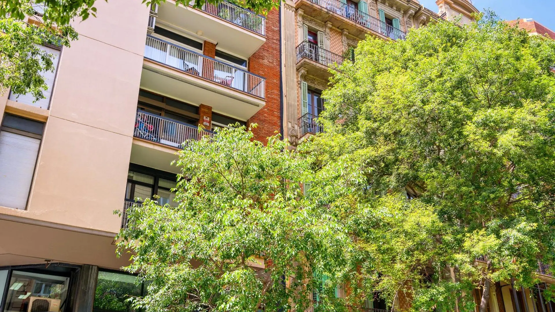 Spacious 5-Bedroom Apartment In Central Barcelona 0*,  Spanyolország